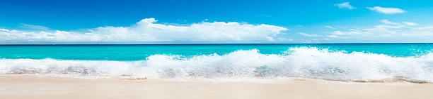 bella spiaggia e mare onda in una panoramica di immagini - panoramico foto e immagini stock