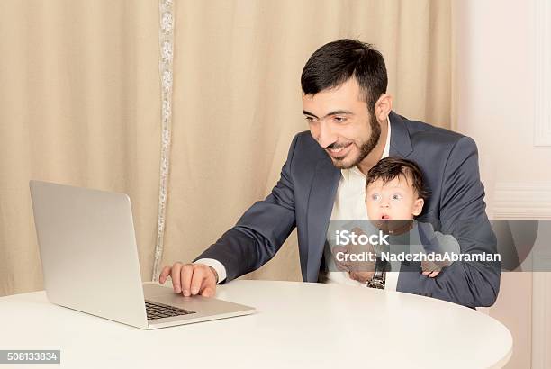 Retrato De Un Hombre Con Un Niño Foto de stock y más banco de imágenes de Adolescente - Adolescente, Adulto, Barba - Pelo facial