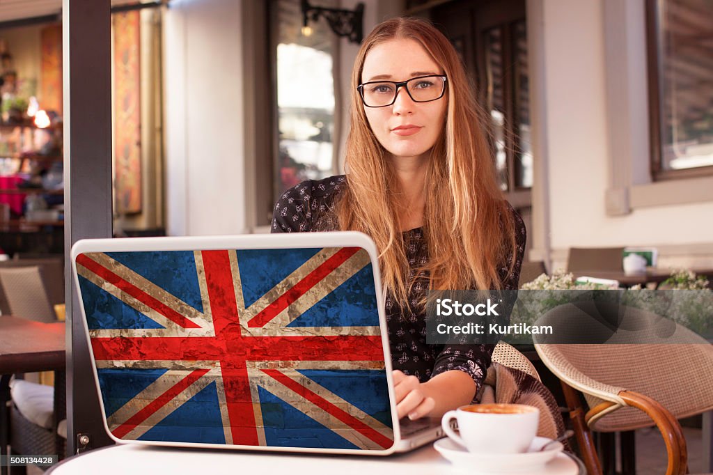 Mujer en la cafetería portátil con la bandera de Gran Bretaña - Foto de stock de Cultura inglesa libre de derechos