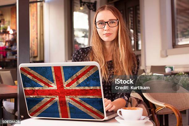 Mujer En La Cafetería Portátil Con La Bandera De Gran Bretaña Foto de stock y más banco de imágenes de Cultura inglesa