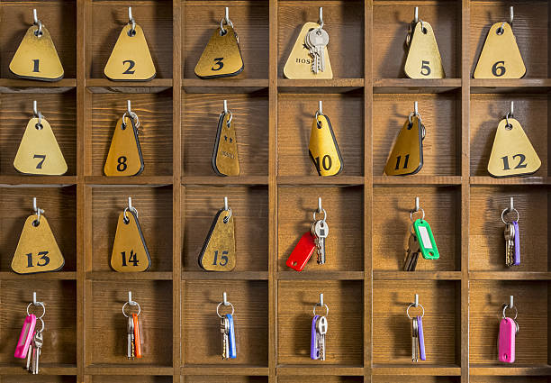 hostal llaves de habitación - number key fotografías e imágenes de stock