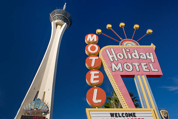 férias motel com o estratosfera hotel e cassino, &  torre, las las vegas - stratosphere - fotografias e filmes do acervo