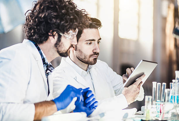 arbeiten im wissenschaft lab - healthcare and medicine medical exam team doctor stock-fotos und bilder