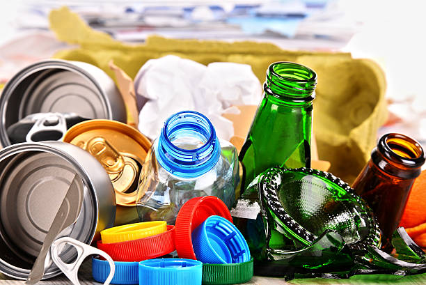 déchets recyclables composé de verre, papier, plastique et métallique - scrap metal part of metal recycling photos et images de collection