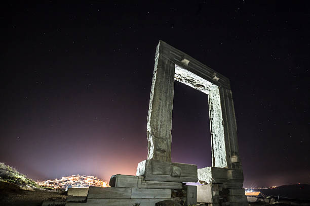 apollon gate - sea aegean sea night illuminated - fotografias e filmes do acervo