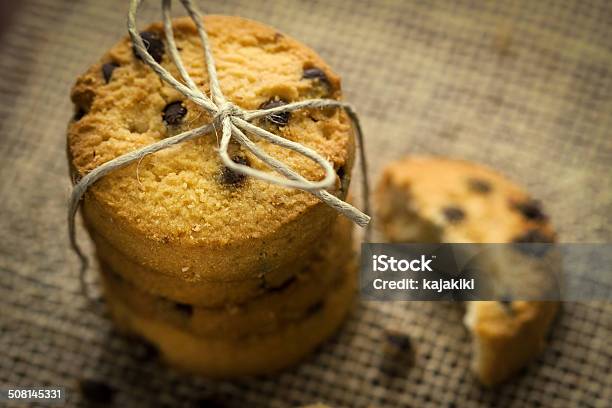 Galletas Con Pedacitos De Chocolate Foto de stock y más banco de imágenes de Al horno - Al horno, Alimento, Botones de Chocolate