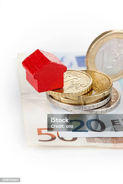 Holz Spielzeug Haus Und Europäische Währung Stockfoto und mehr Bilder von EU-Währung - EU-Währung, Eigenheim, Ersparnisse