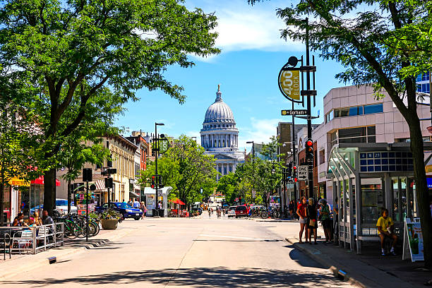 The State Capitol building in Madison Wisconsin Madison, WI, USA - July 29, 2015: View of State street looking towards the State Capitol building in Madison Wisconsin dane county photos stock pictures, royalty-free photos & images