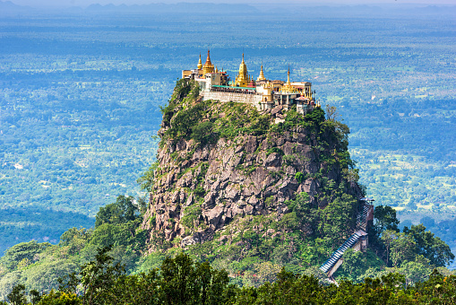 Monte Popa en Myanmar photo