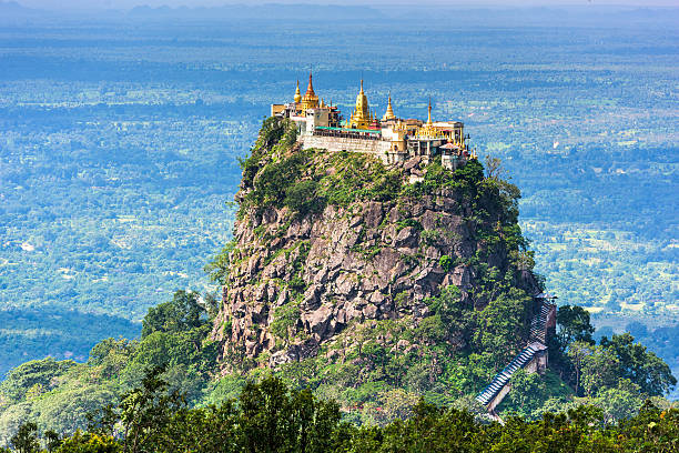 monte de popa no myanmar - myanmar bagan temple ayeyarwady river imagens e fotografias de stock