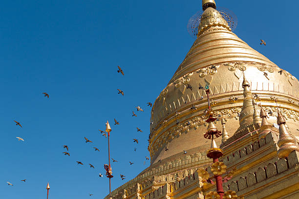 schwezigon paya - pagoda bagan tourism paya fotografías e imágenes de stock