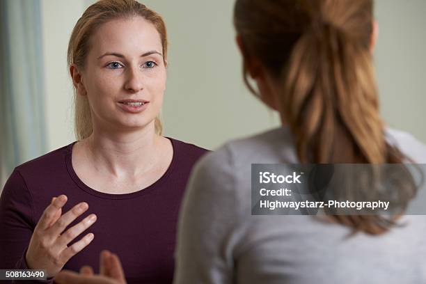 Junge Frau Über Probleme Mit Berater Stockfoto und mehr Bilder von Gespräch - Gespräch, Reden, Psychosoziale Beratung