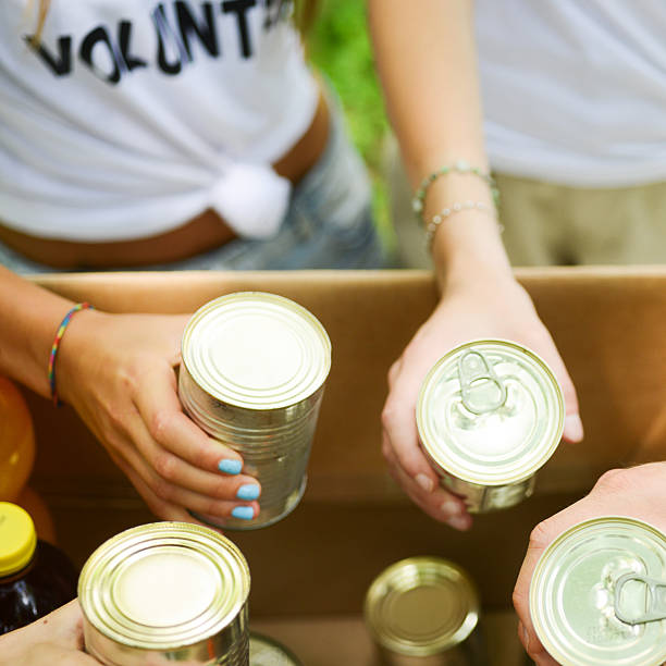 istock Volunteer and Canned Food 508172555