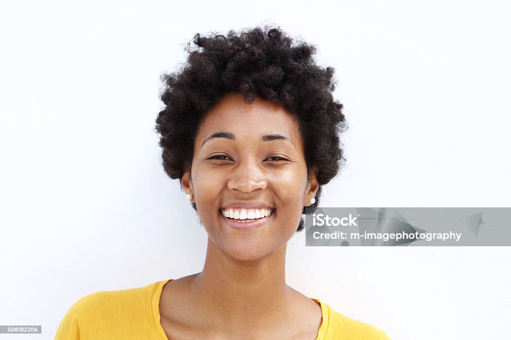 Gros plan de la souriante jeune femme noire - Photo de Fond blanc libre de droits