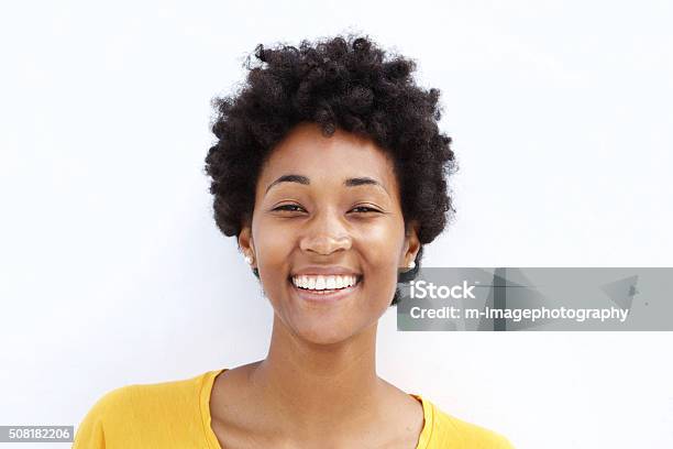 Photo libre de droit de Gros Plan De La Souriante Jeune Femme Noire banque d'images et plus d'images libres de droit de Fond blanc - Fond blanc, Femmes, Visage