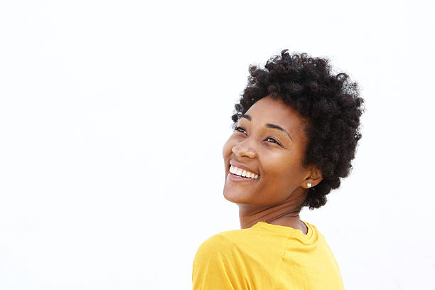 jovem negra sorridente mulher olhando para fora - wall profile imagens e fotografias de stock