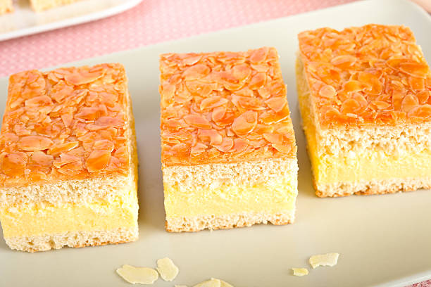 Bee sting cake German dessert made of a sweet yeast dough with a baked-on topping of caramelized almond. beesting cake stock pictures, royalty-free photos & images