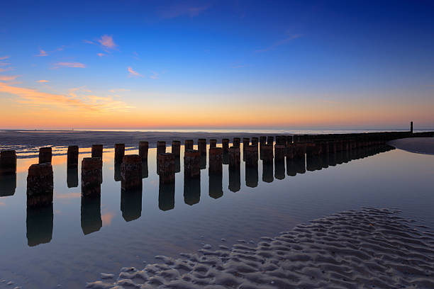 무디 해질녘까지 따라 네덜란드 코스트 - horizon over water blurred motion long exposure zeeland 뉴스 사진 이미지