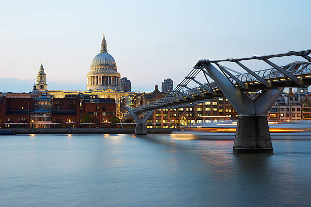st pauls kathedrale und das millennium brücke in london in der abenddämmerung - millennium footbridge stock-fotos und bilder