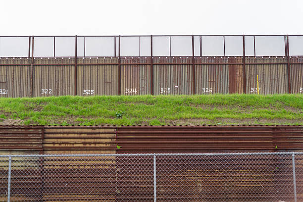 parete che separa messico dal confine messicano california, stati uniti - army usa text metal foto e immagini stock