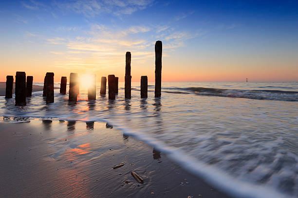 무디 해질녘까지 따라 네덜란드 코스트 - horizon over water blurred motion long exposure zeeland 뉴스 사진 이미지