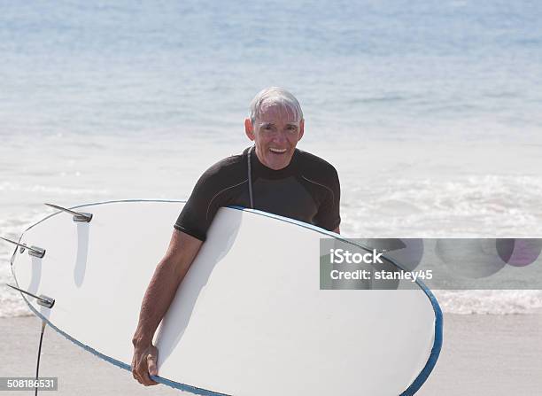 Senior Attivo Surfista - Fotografie stock e altre immagini di 60-69 anni - 60-69 anni, Adulto, Adulto in età matura