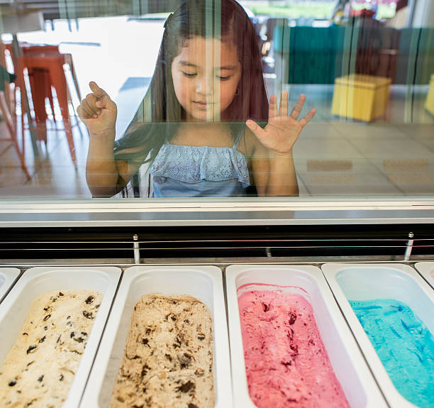 fille dans un magasin de crème glacée - ice cream parlor photos et images de collection