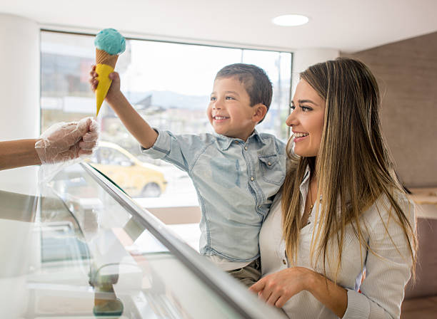 mère et fils achetant une crème glacée - ice cream parlor photos et images de collection