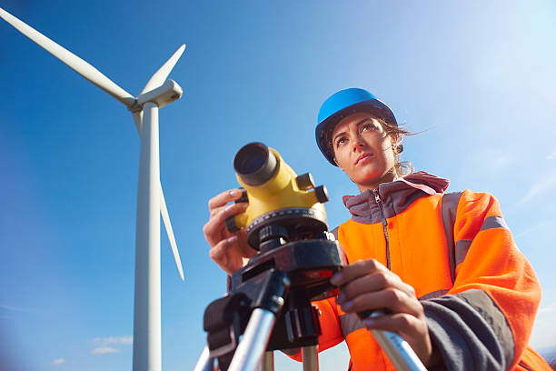 parque eólico surveyor - wind power wind turbine safety technology - fotografias e filmes do acervo