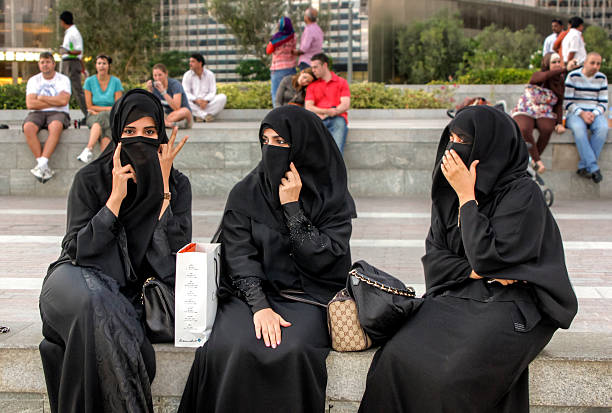 árabe mujeres en dubai - nikab veil islam arabia fotografías e imágenes de stock