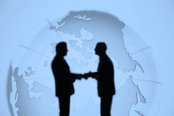 concept d'affaires - business global business merger globe photos et images de collection