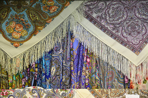 de nombreux russes foulard variantes traditionnelles - russian culture scarf textile shawl photos et images de collection