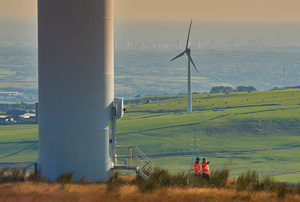 engenheiros windfarm potência - wind power wind turbine safety technology - fotografias e filmes do acervo