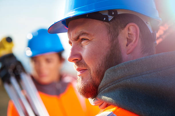 dos solar de construcción peritos - inspector safety construction reflective clothing fotografías e imágenes de stock