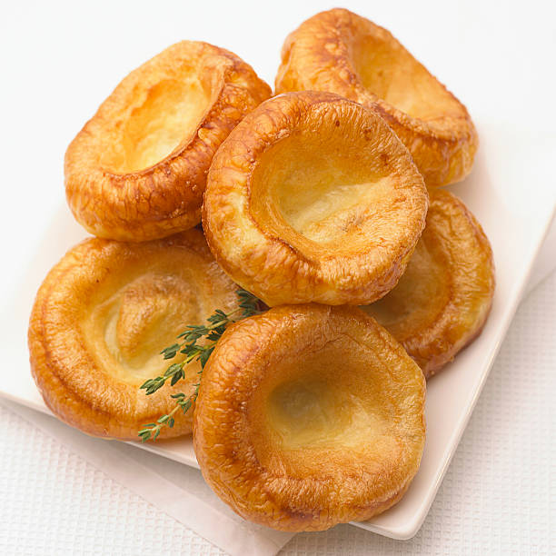 płyta z świeżych yorkshire puddingi - yorkshire pudding zdjęcia i obrazy z banku zdjęć