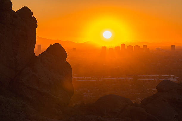 phoenix, arizona, ao pôr-do-sol - phoenix sunset arizona city - fotografias e filmes do acervo