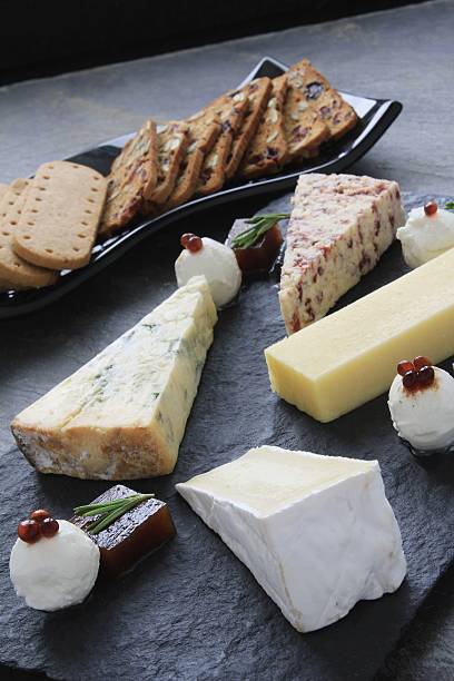 выбор сыров с выпечкой - blue cheese cheese england cracker стоковые фото и изображения