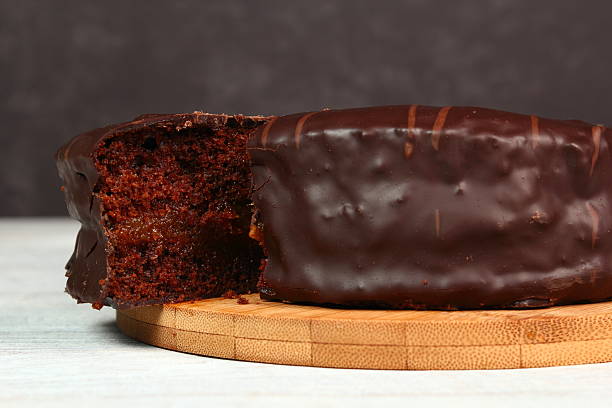 torta de chocolate-sachertorte - sachertorte cake chocolate cake portion - fotografias e filmes do acervo