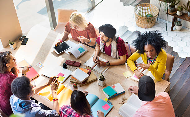 grande grupo de pessoas que trabalham juntos, conceito - brainstorming team learning business imagens e fotografias de stock