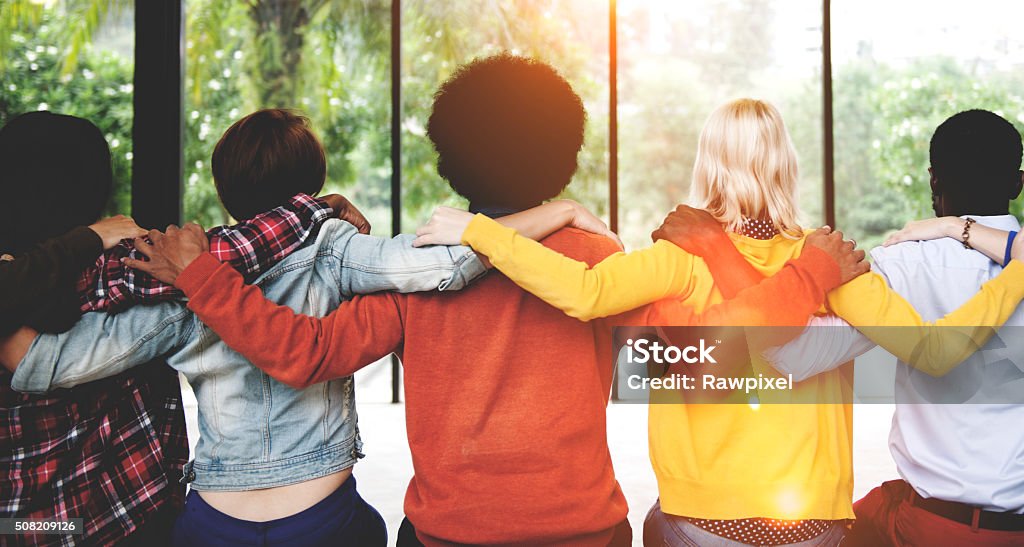 Die Menschen Freundschaft Zusammenhalt Zusammenhang Rückansicht Conc - Lizenzfrei Multikulturelle Gruppe Stock-Foto