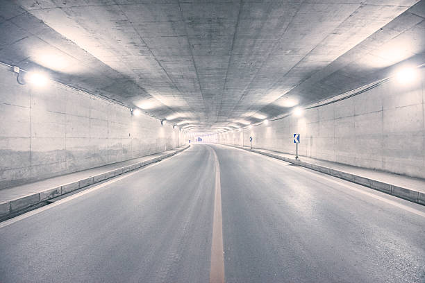 автомобилей, движущихся в туннель - night tunnel indoors highway стоковые фото и изображения