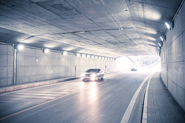 passer dans le tunnel de voiture - highway underground corridor street photos et images de collection