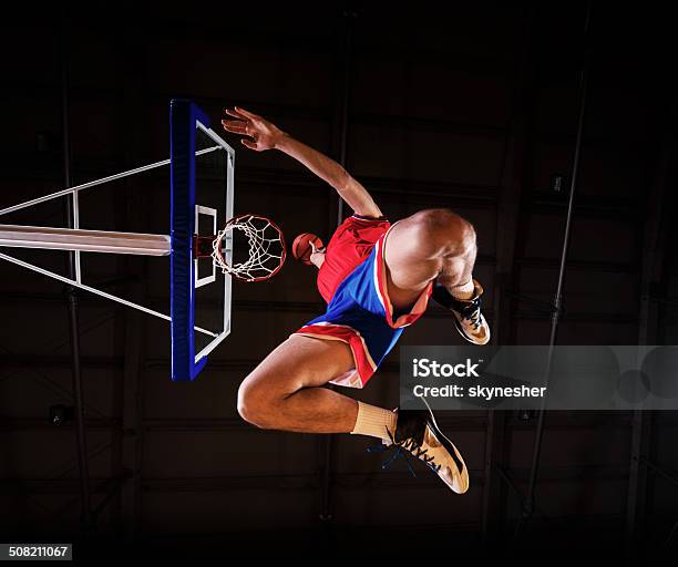 Slam Di Giocatore Di Pallacanestro Dunking La Palla - Fotografie stock e altre immagini di Basket