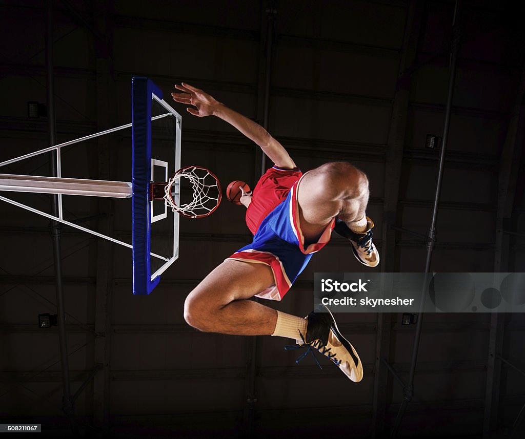 slam de Jogador de basquete enterrada a bola. - Foto de stock de Basquete royalty-free