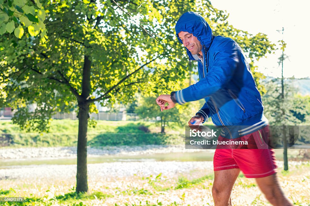 Joven corriendo en el parque - Foto de stock de 20 a 29 años libre de derechos