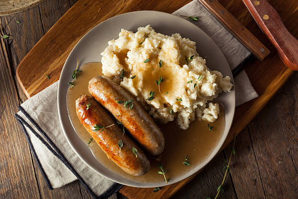 fatti in casa, salsicce e purè ricoperti - sausage food mash grilled foto e immagini stock