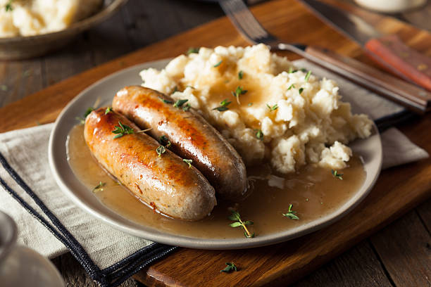 fatti in casa, salsicce e purè ricoperti - sausage food mash grilled foto e immagini stock