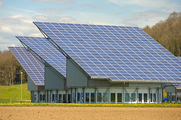 sistema fotovoltaico en el último piso - hausdach fotografías e imágenes de stock