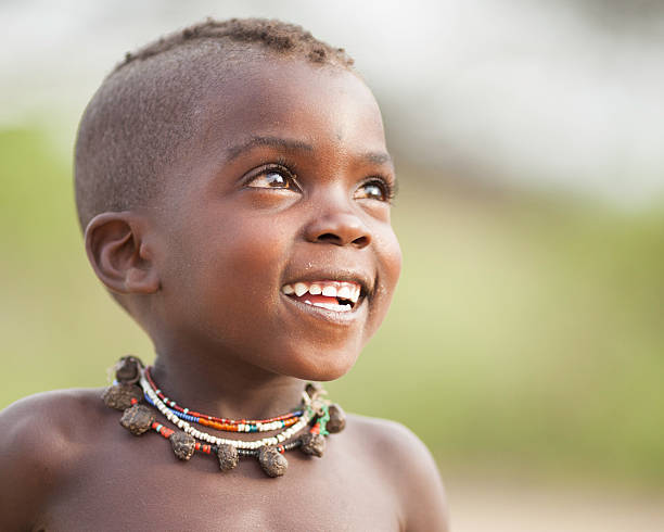 hopeful garçon africain - sub saharan africa photos et images de collection