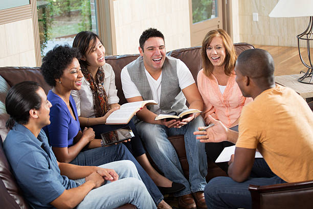 piccolo gruppo - bible church studying group of people foto e immagini stock